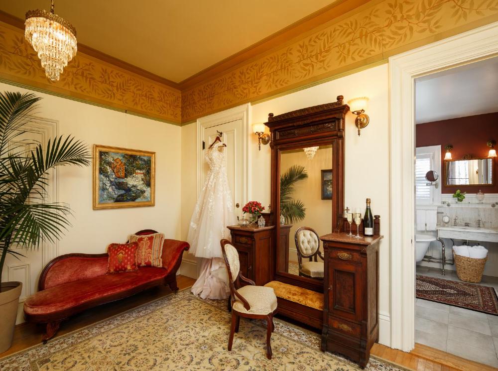 Deluxe King Suite interior